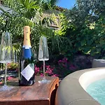 Historic Wine-stone House 비파바