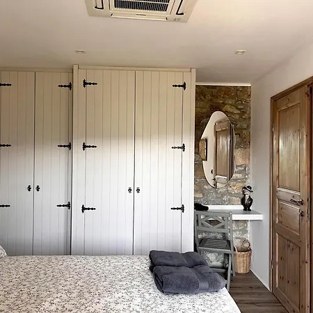 Vikendica Historic Wine-stone House *